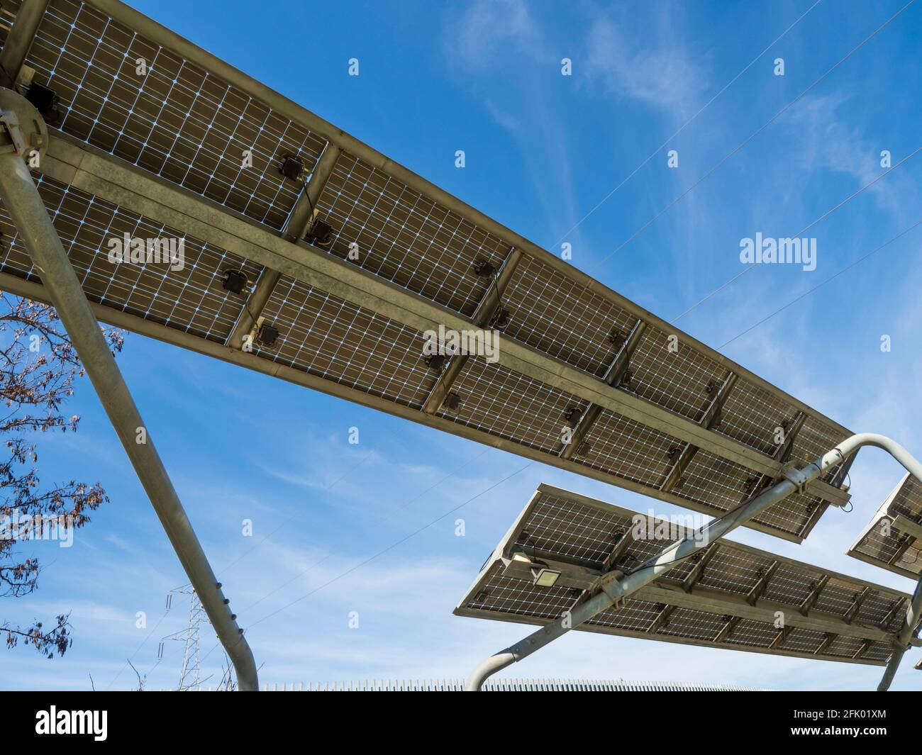Cellules solaires photovoltaïques sur une structure métallique le long d'un chemin dans la campagne Banque D'Images