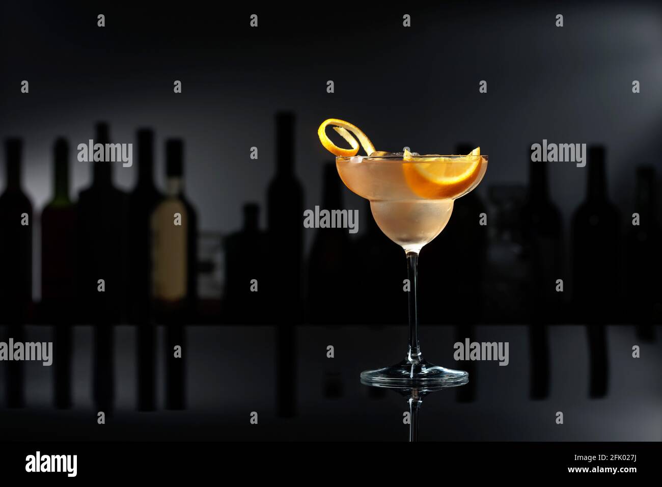 Cocktail « Great Gatsby » sur fond noir réfléchissant. Copier l'espace. Banque D'Images