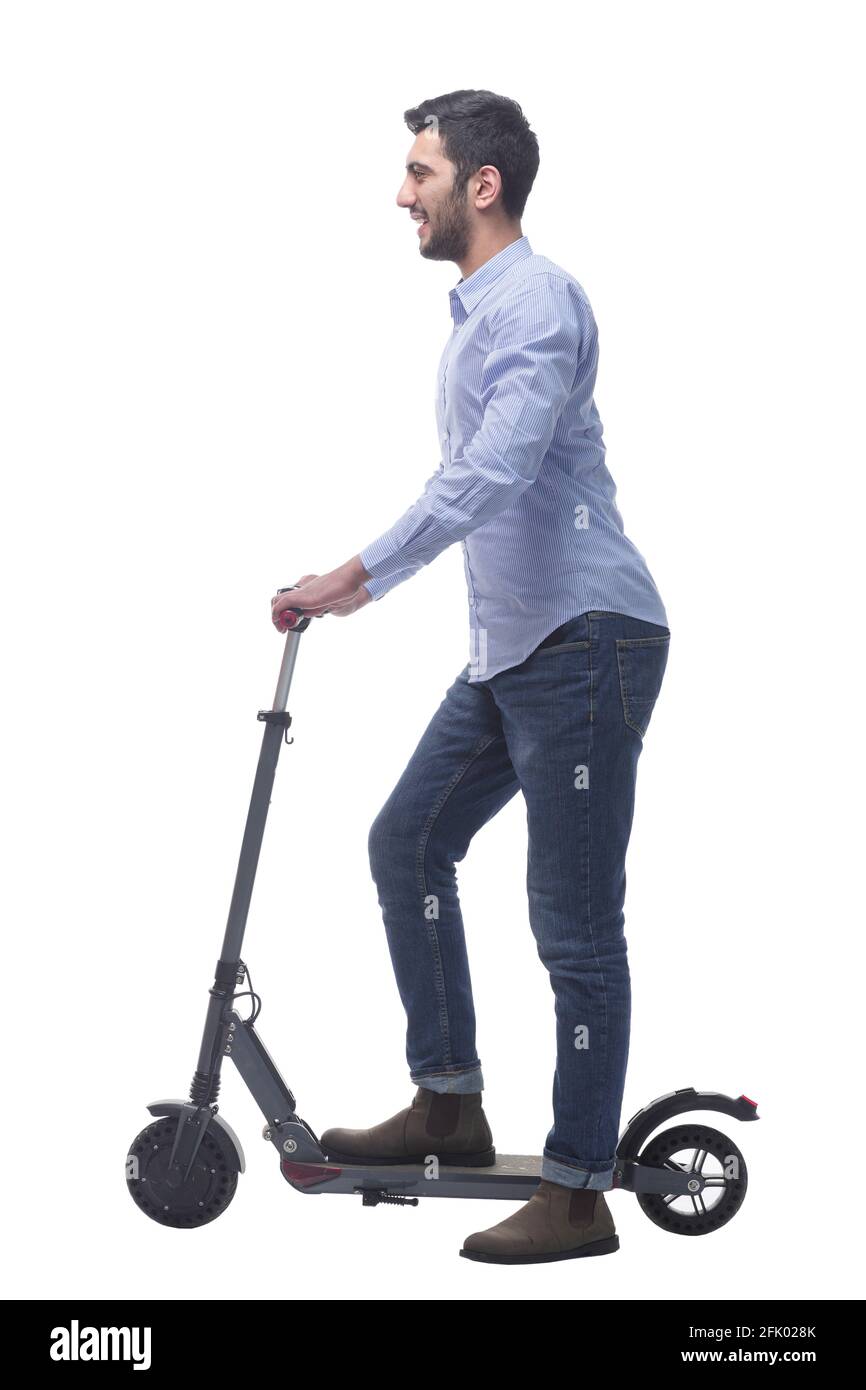 vue latérale. jeune homme attrayant avec un scooter électrique. Banque D'Images