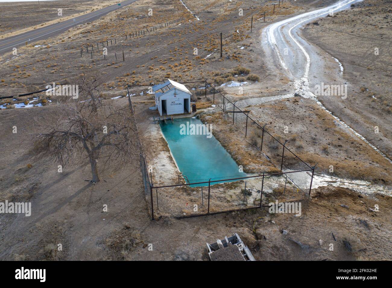 SOURCES CHAUDES, NEVADA, ÉTATS-UNIS - 31 janvier 2021 : une piscine remplie d'eau de source géothermique naturellement chaude est clôturée à sources chaudes juin Banque D'Images