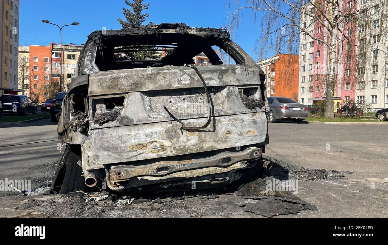 Une nouvelle voiture a brûlé au sol au milieu d'une chambre. Banque D'Images