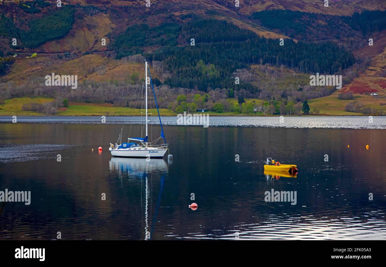 Lochaber, Écosse, météo britannique. 27 avril 2021. Après avoir eu beaucoup besoin de très fortes pluies pendant la nuit, c'était un matin nuageux et venteux à Glenfinnan, avec une température de 8 degrés, vent ne 17Km/h avec des rafales de 27 km/h. Banque D'Images