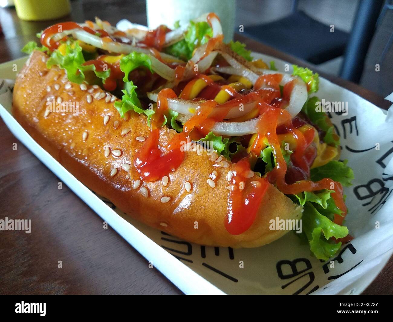 DENPASAR, INDONÉSIE - 12 févr. 2021 : grandes portions de hot dogs dans un café de Denpasar, 12 février 2021 Banque D'Images