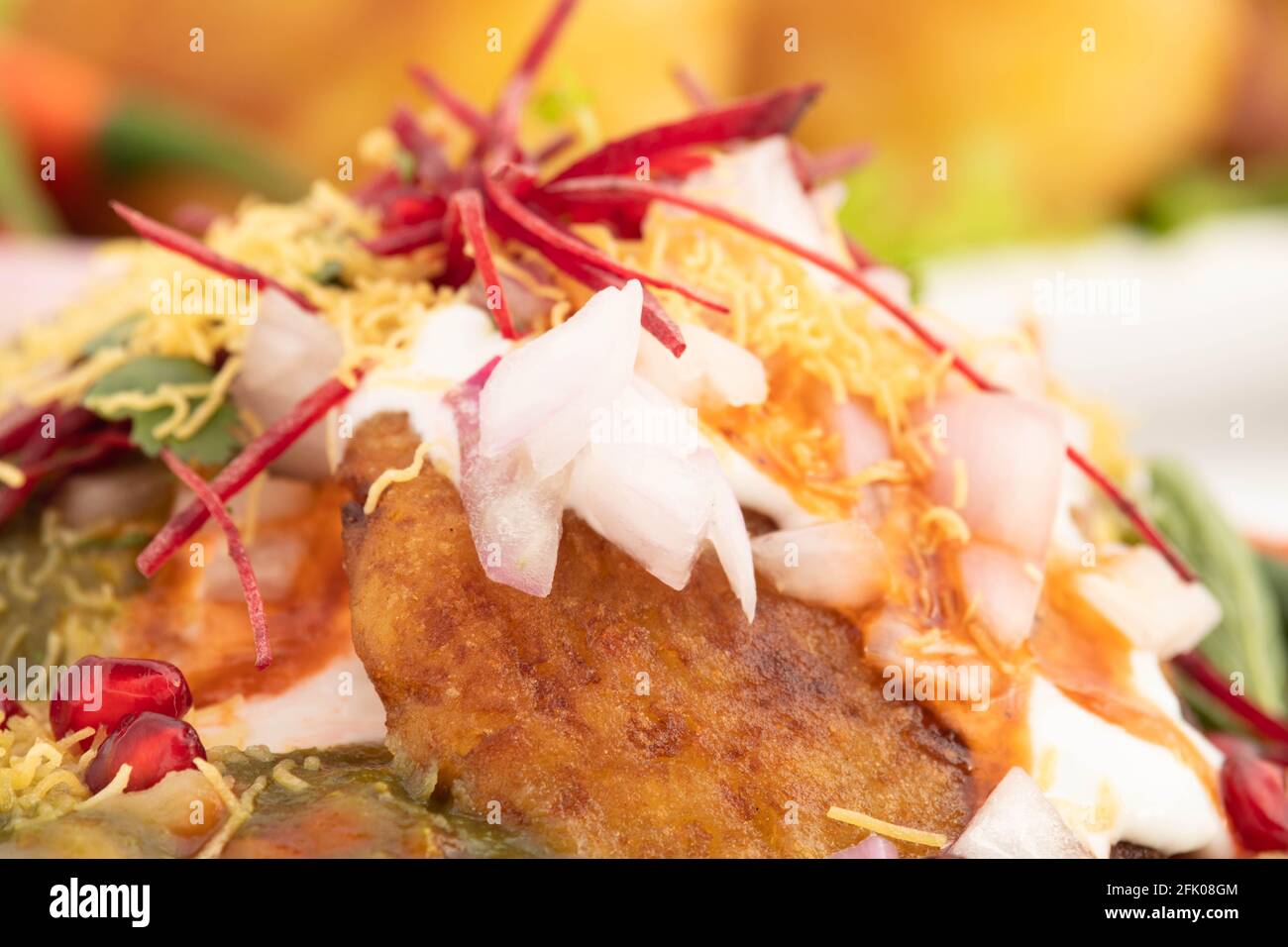 Authentique cuisine indienne Masala Chaat snacks Aloo Tikki également connu sous le nom de Alu Ki Tikkia purée de pommes de terre ou viandes servies Avec IMLI Dhaniya Pudina GRE Banque D'Images