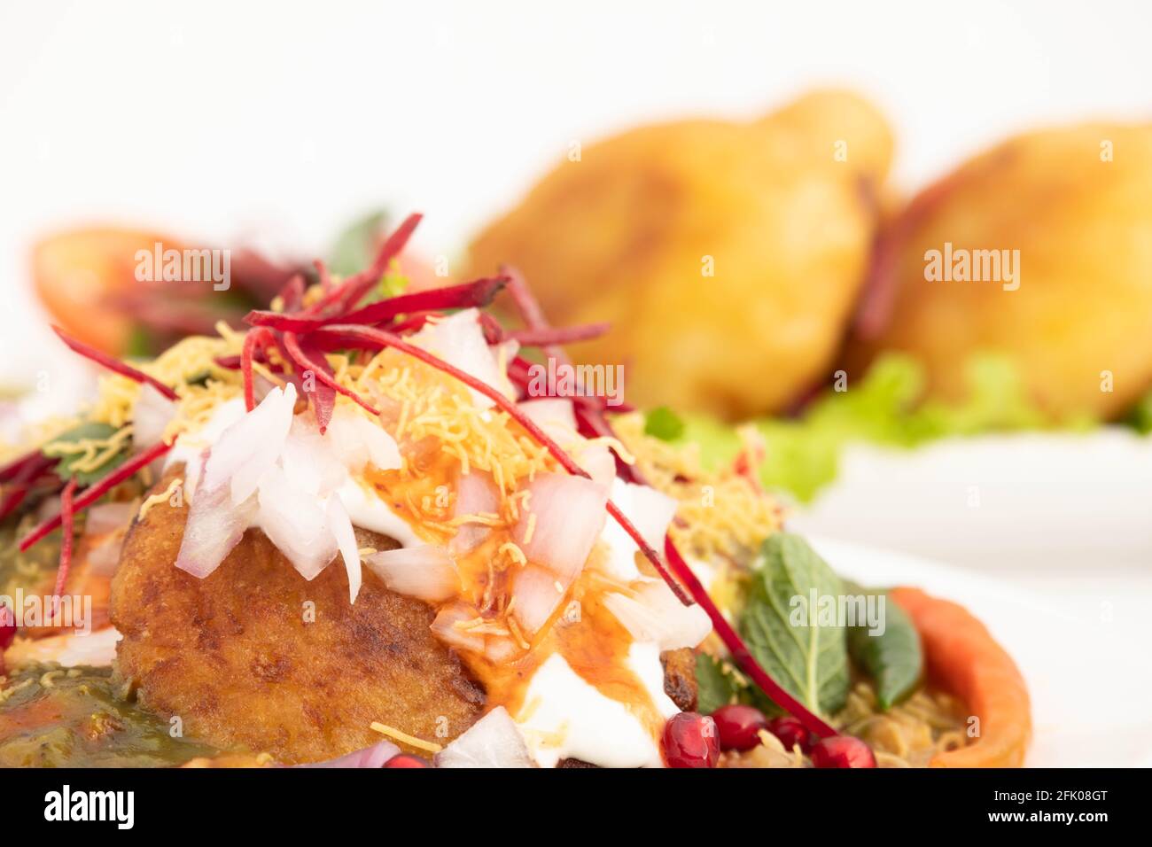 Gros plan de Masala Chaat snacks Aloo Tikki également connu sous le nom Alu Ki Tikkia purée de pommes de terre ou viandes servies Avec IMLI Dhaniya Pudina Green CH Banque D'Images