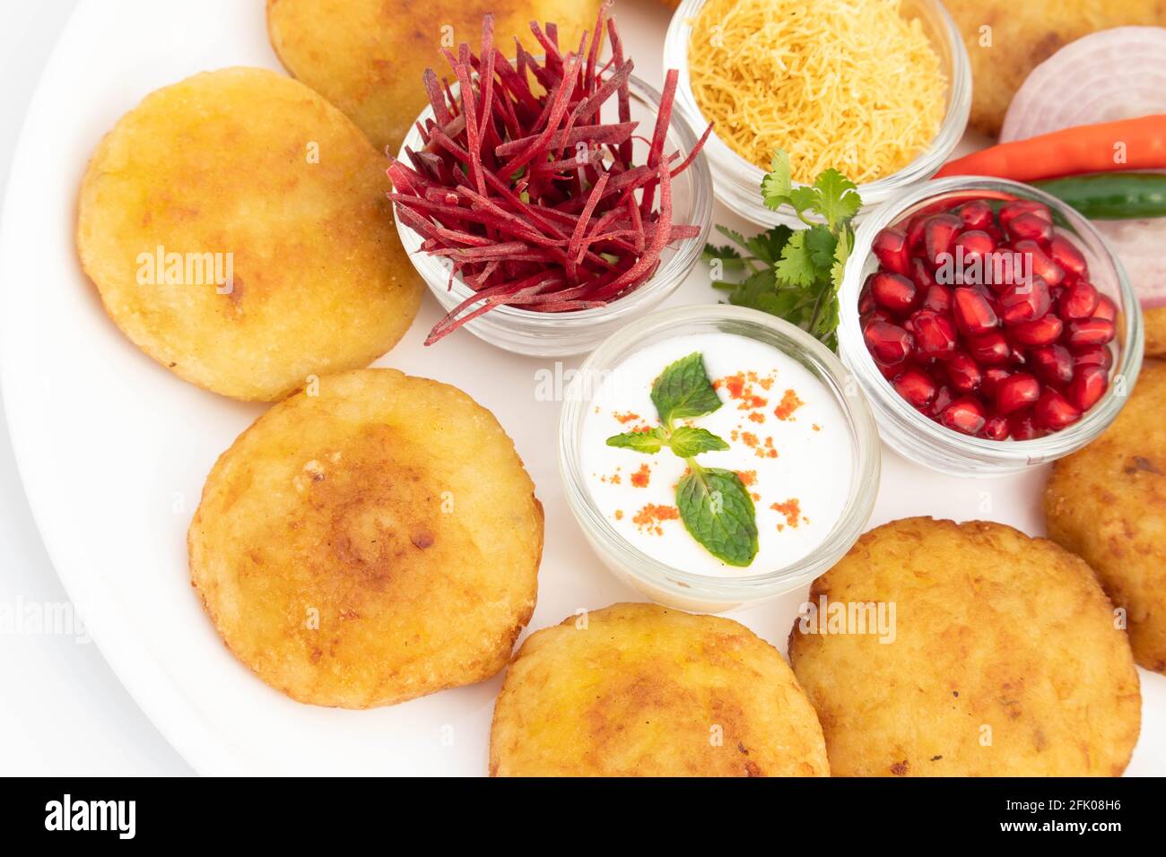 Délicieux en-cas Chaat Aloo Tikki également connu sous le nom d'Alu Ki Tikkia est une purée de pommes de terre cuite assaisonnée ou des viandes servies Avec Dahi Chat Masala Anar Sev Banque D'Images