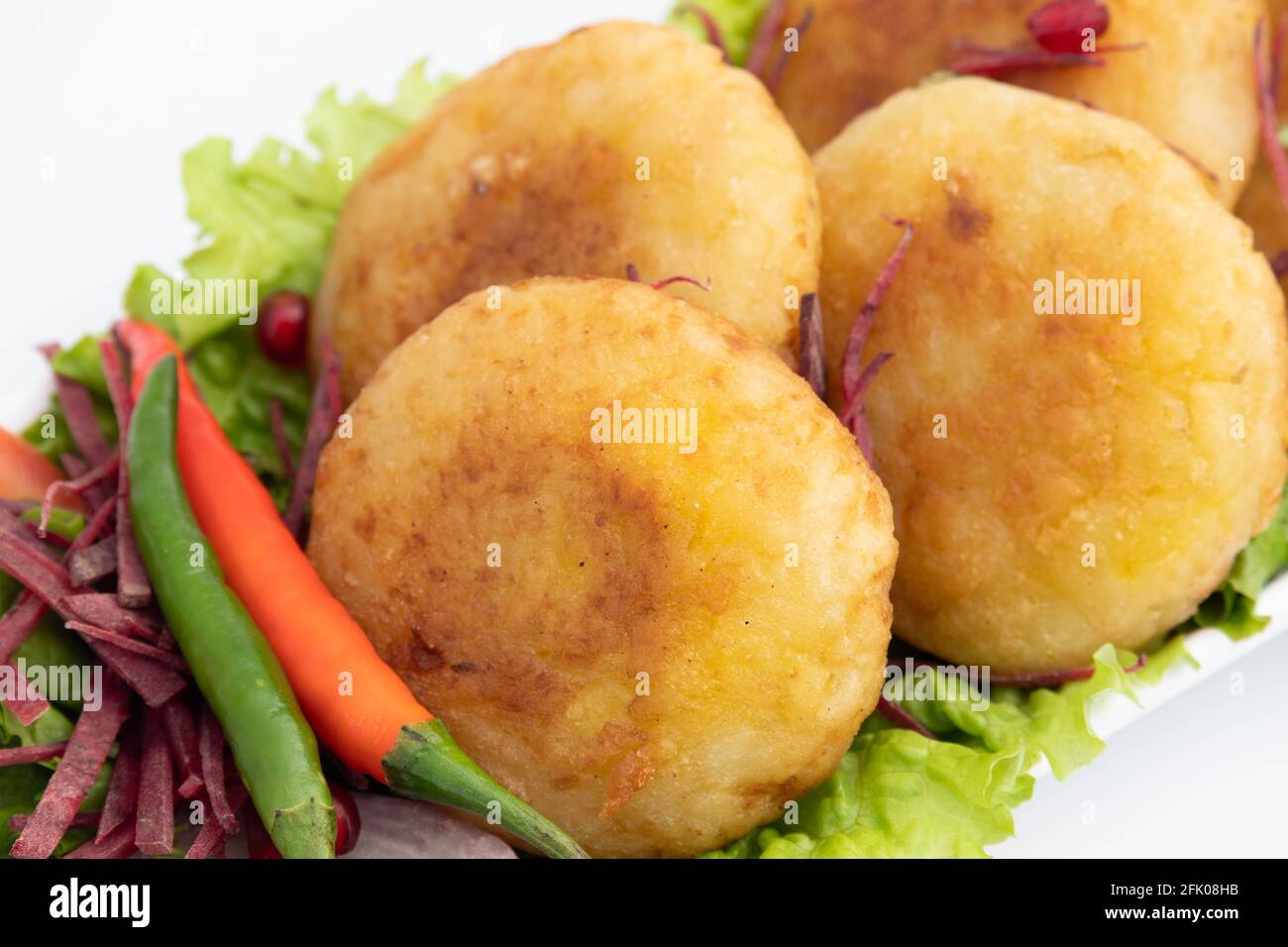 Gros plan détaillé d'Aloo Tikki également connu sous le nom d'Alu Ki Tikkia UNE purée de pommes de terre cuite assaisonnée ou des patties utilisées Dans divers Indian Street Food Masala Banque D'Images
