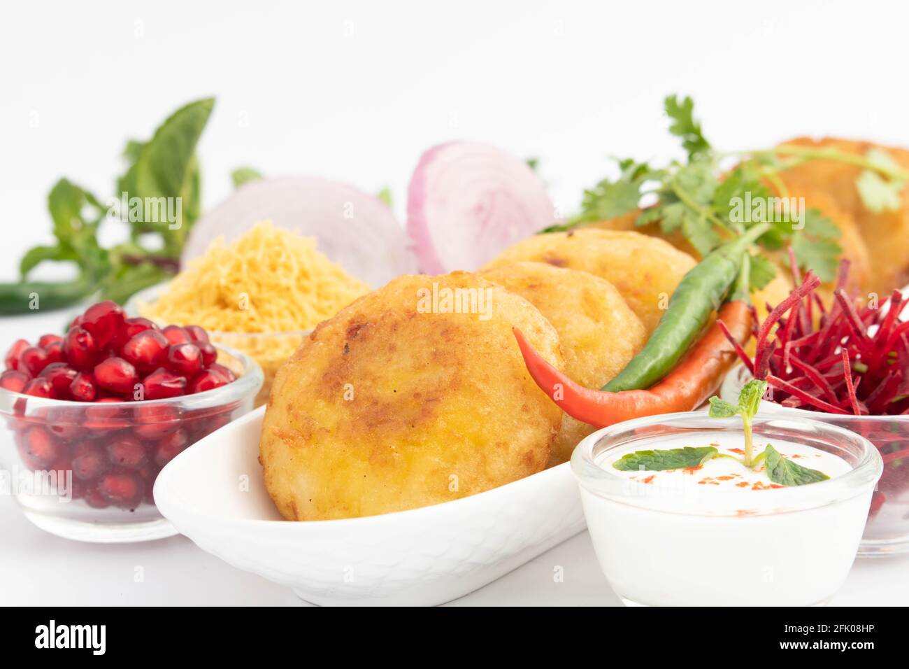 Aloo Tikki également connu sous le nom d'Alu Ki Tikkia est assaisonné Purée de pommes de terre bouillie ou patties utilisées dans divers Indiens Street Food Masala Chaat snacks Banque D'Images