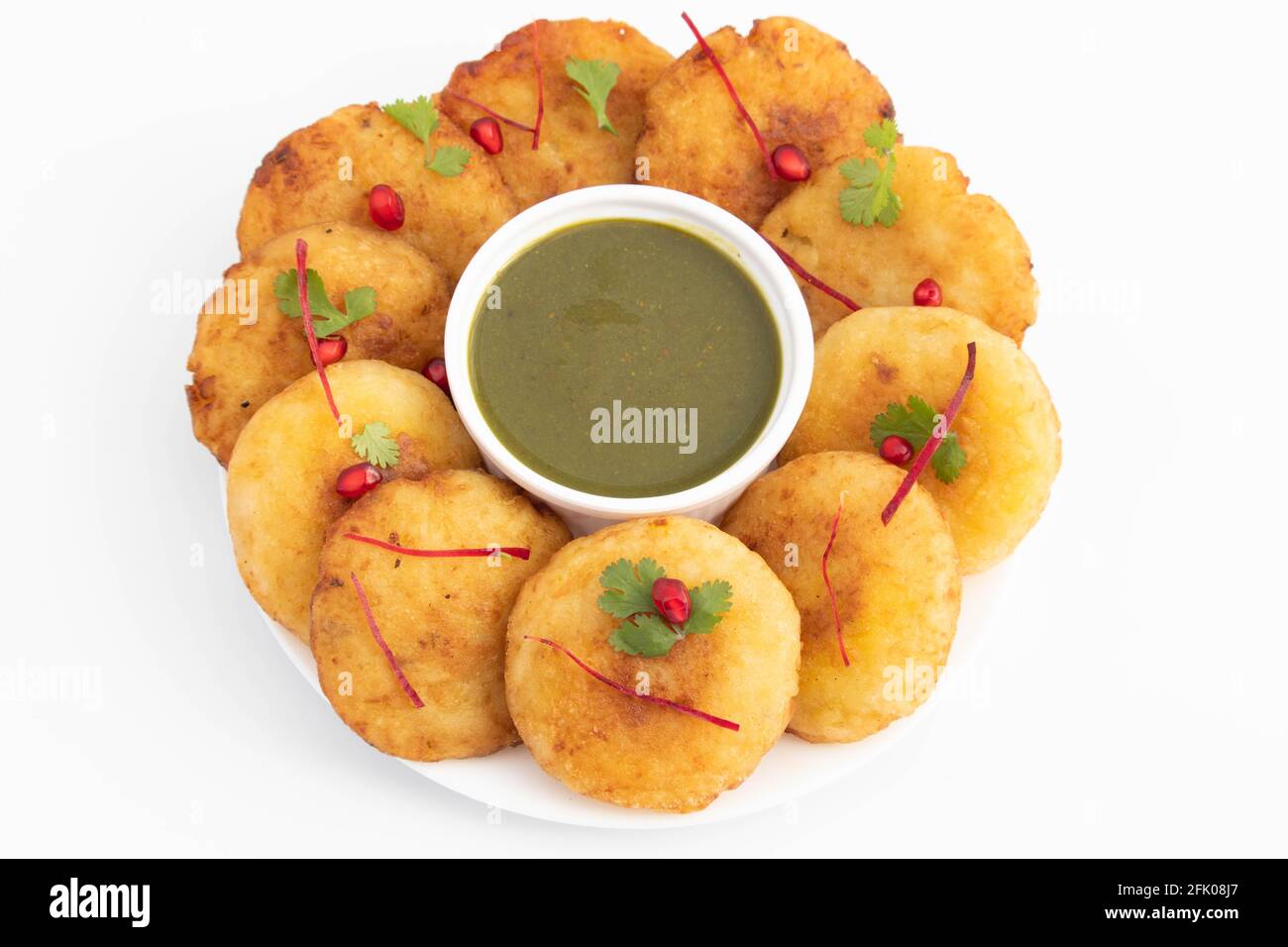 Aloo Tikki également connu sous le nom d'Alu Ki Tikkia est assaisonné Purée de pommes de terre bouillie ou patties utilisées dans divers Indiens Street Food Masala Chaat snacks avec Banque D'Images