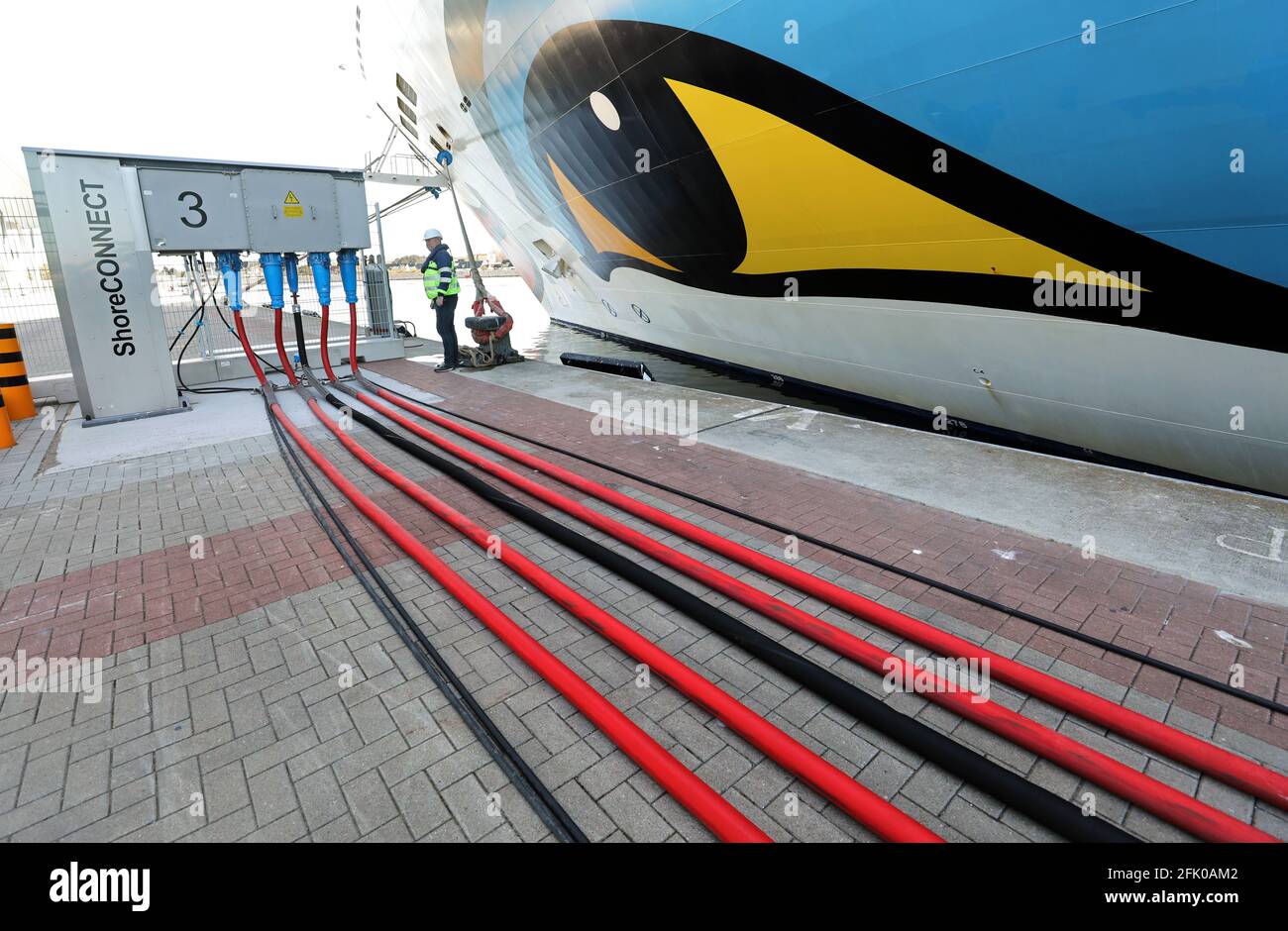 27 avril 2021, Mecklembourg-Poméranie occidentale, Warnemünde: Le 'AIDAsol' est amarré au terminal de croisière pour tester le nouveau système d'énergie terrestre. Selon les informations portuaires, le système, qui sera achevé à l'été 2020, est actuellement le plus grand d'Europe et peut fournir jusqu'à 20 mégaampères d'énergie électrique. Cela signifie que deux navires de croisière pourraient être alimentés en électricité en même temps à l'avenir. Photo: Bernd Wüstneck/dpa-Zentralbild/dpa Banque D'Images