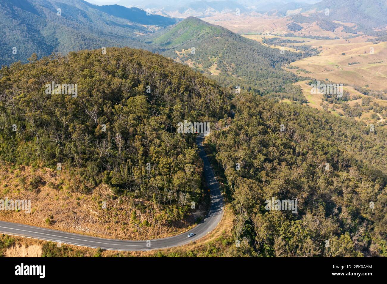 Une ascension abrupte et un virage à grande vitesse sur Thunderbolts Way près de Bretti, Nouvelle-Galles du Sud, Australie. Banque D'Images