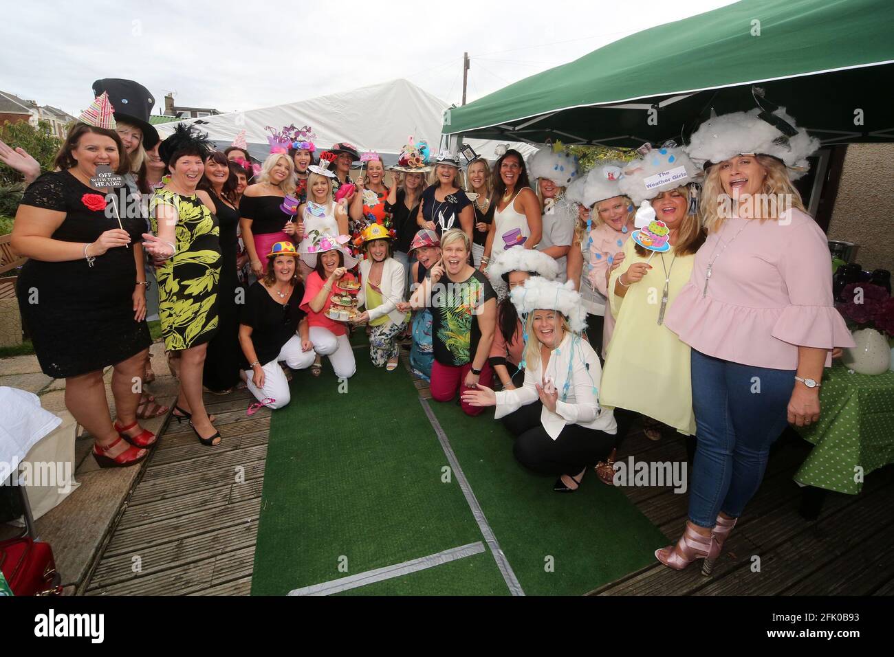 Le Fonds de recherche sur le cancer du rein a tenu sa fête annuelle Mad Hatters Garden Party à la maison du membre du comité / responsable du fonds ChristyWatson à Prestwick. Un magnifique £2100 a été élevé comme les dames s'ont apprécié photo montre les dames avec leurs chapeaux fantaisie Banque D'Images
