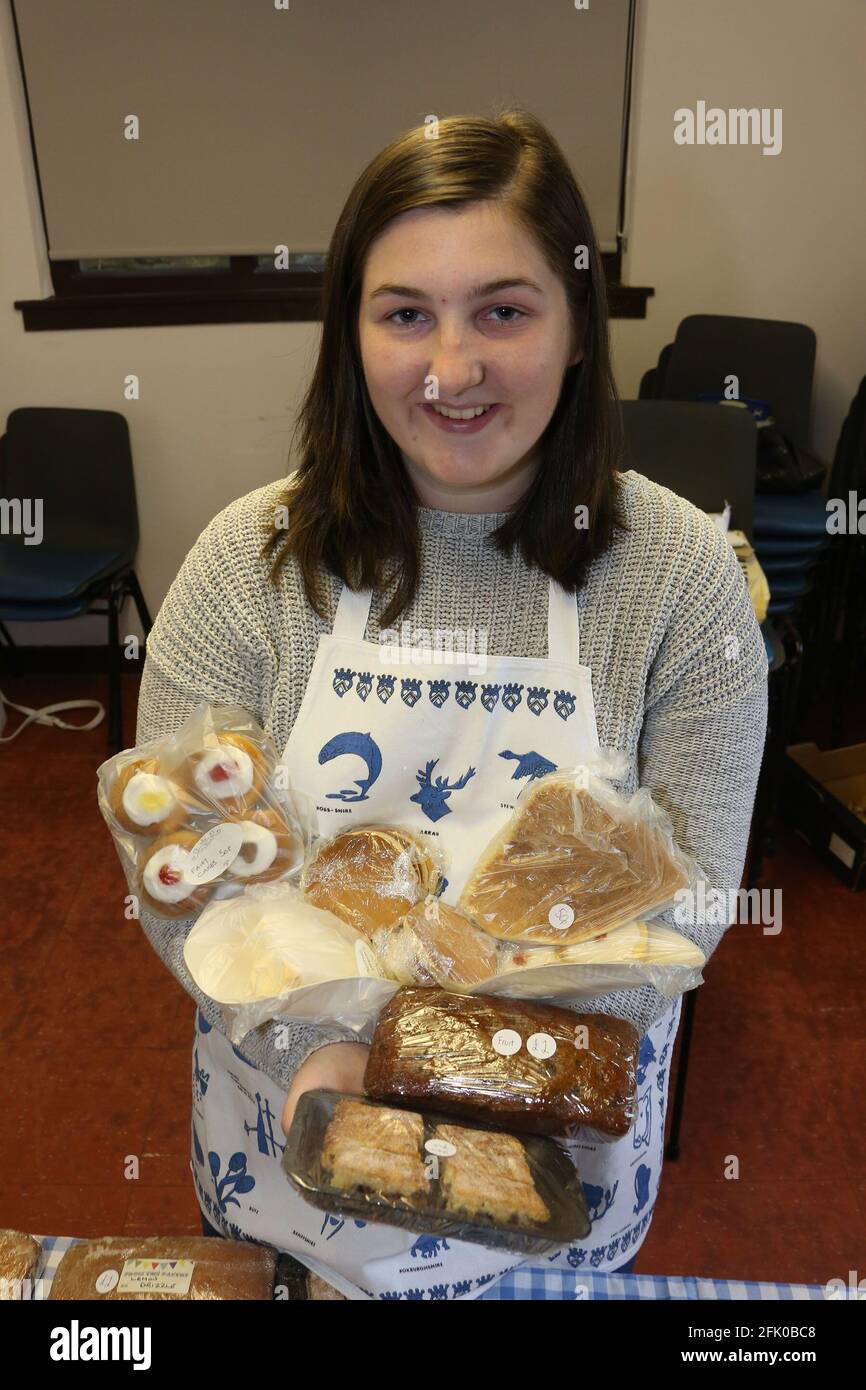 Prêts, Ayrshire, Écosse, Royaume-Uni . 30 juin 2017. Soirée café SWI à la salle du village, amassant de l'argent pour Dementia Carlie Wilson avec une sélection de gâteaux à vendre Banque D'Images