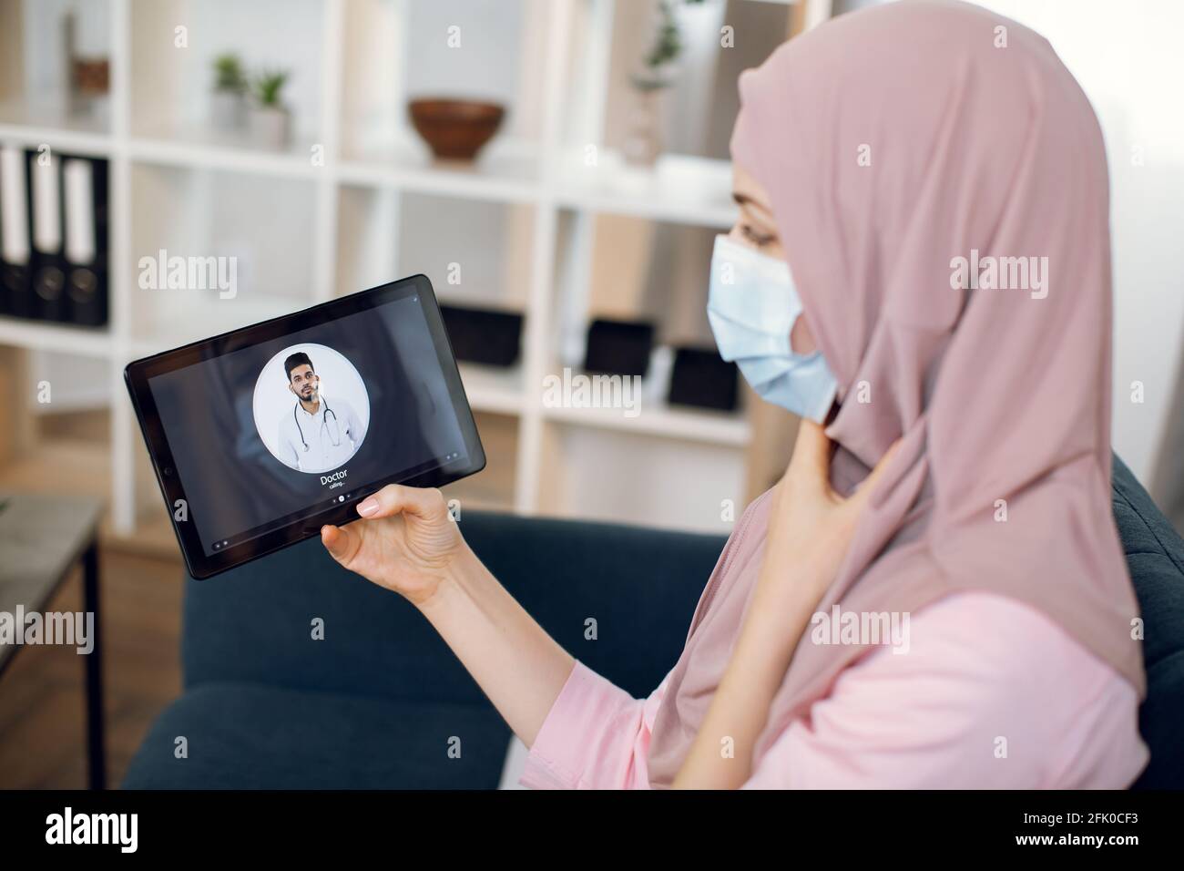 Pandémie de coronavirus. Femme musulmane malade dans le hijab et 