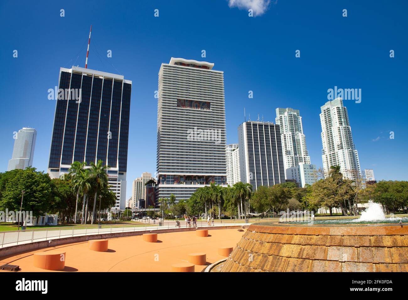 MIAMI, FL - 2016 FÉVRIER : bâtiments modernes le long du boulevard Biscayne par une merveilleuse journée ensoleillée. Banque D'Images