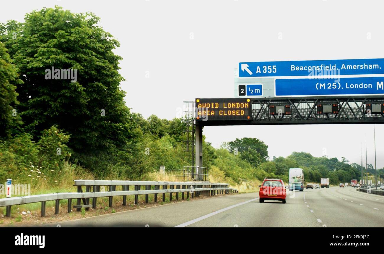 SIGNES SUR LA M4 D'AVERTISSEMENT DES ATTAQUES TERRORISTES DANS LONDRES.7 JUILLET 2005 TOM PILSTON Banque D'Images