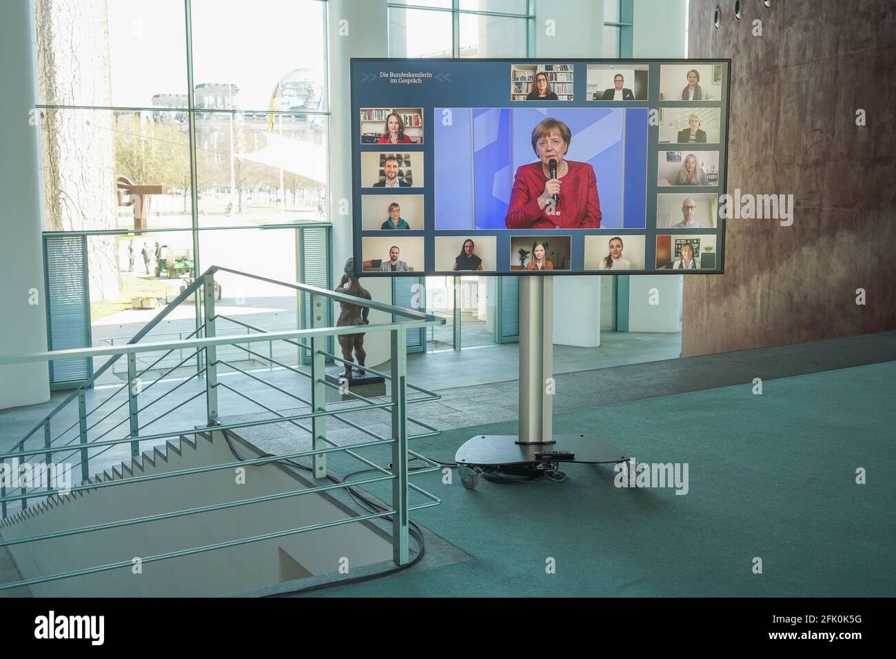 Berlin, Allemagne. 27 avril 2021. La chancelière allemande Angela Merkel (CDU, Screen) s'entretient avec les artistes et les travailleurs de la culture dans la série virtuelle "Die Bundeskanzlerin im Gespräch". Credit: Carstensen, Jörg/action Press/POOL/dpa/Alay Live News Banque D'Images