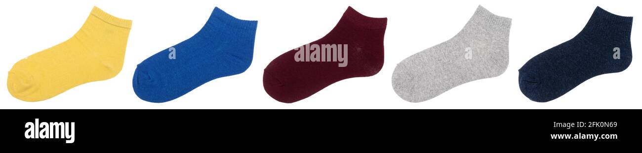 Cinq chaussettes basses plates en coton mélangé de différentes couleurs à la cheville isolé sur un fond blanc Banque D'Images