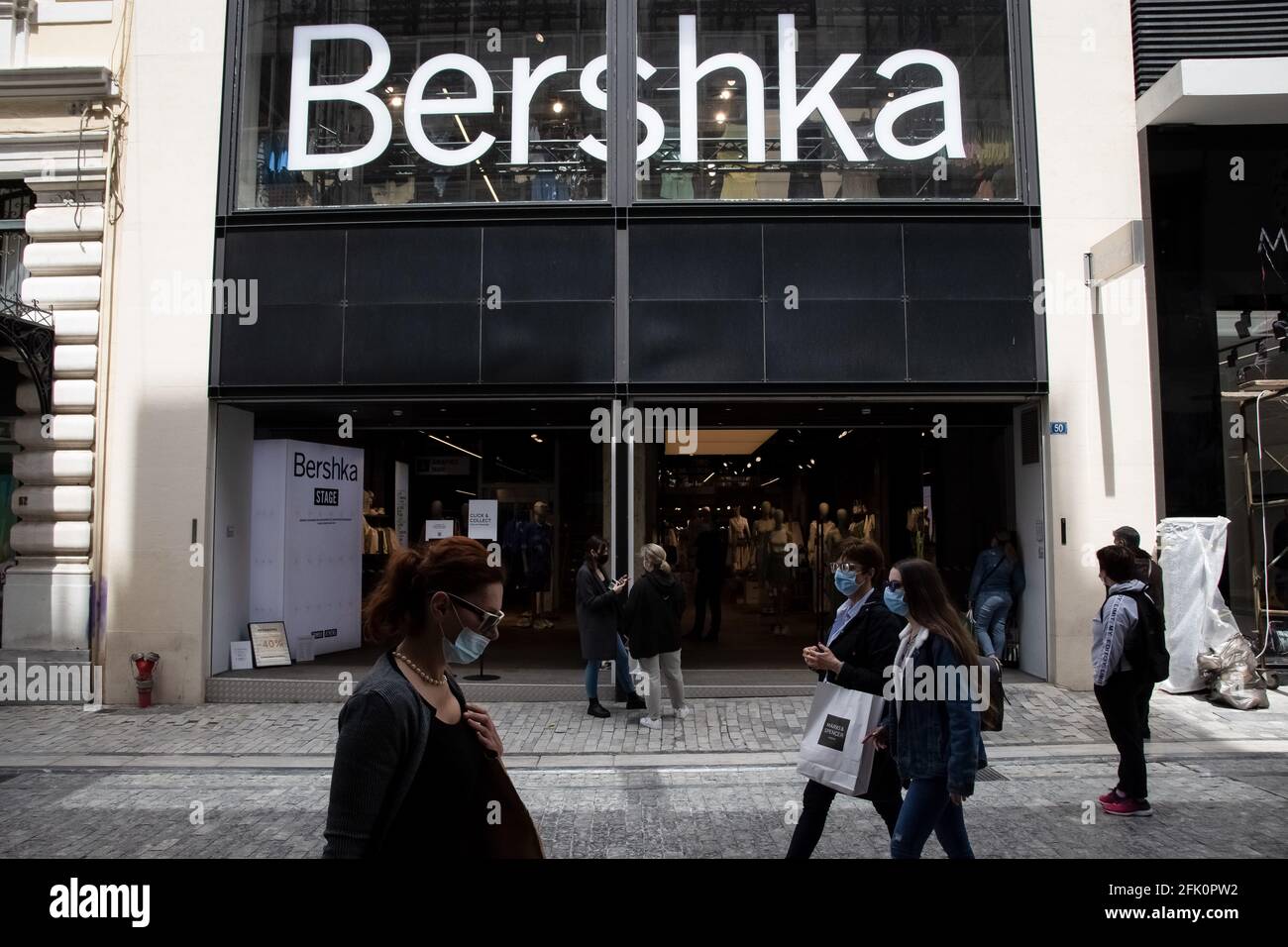 Athènes, Grèce. 27 avril 2021. Les gens ont vu marcher devant un magasin  Bershka dans la rue Ermou près de la place Syntagma. Credit: Nikolas Joao  Kokovlis/SOPA Images/ZUMA Wire/Alay Live News Photo