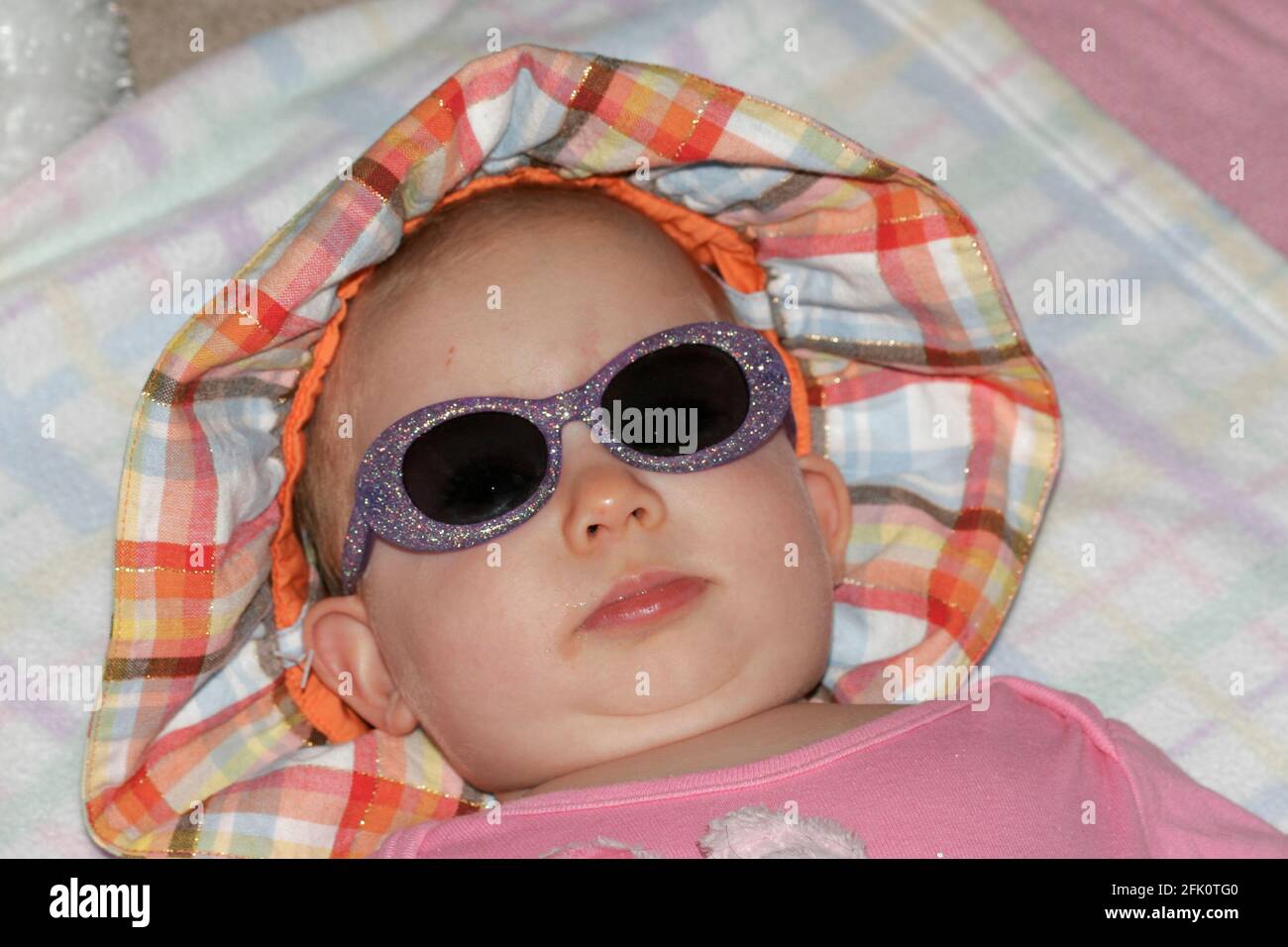 Drole Et Mignon Bebe Fille De 7 Mois Photo Stock Alamy
