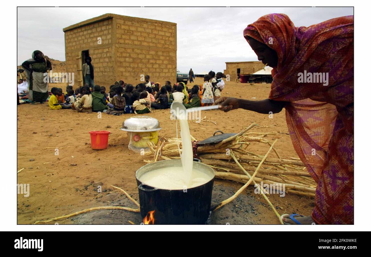 CRISE DE LA FAIM EN MAURITANIE Voir l'histoire McCarthy Enfants de moins de cinq ans dans le village de Glaibatt Nour in La région de la sécheresse d'Aftout en Mauritanie attend leur chance un bol de porridge - leur deuxième repas du Photographie de jour par David Sandison Banque D'Images