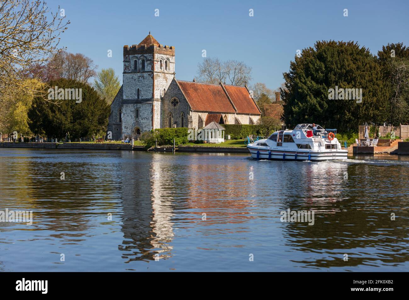 All Saints Church sur les rives de la Tamise au printemps, Bisham, Berkshire, Angleterre, Royaume-Uni, Europe Banque D'Images