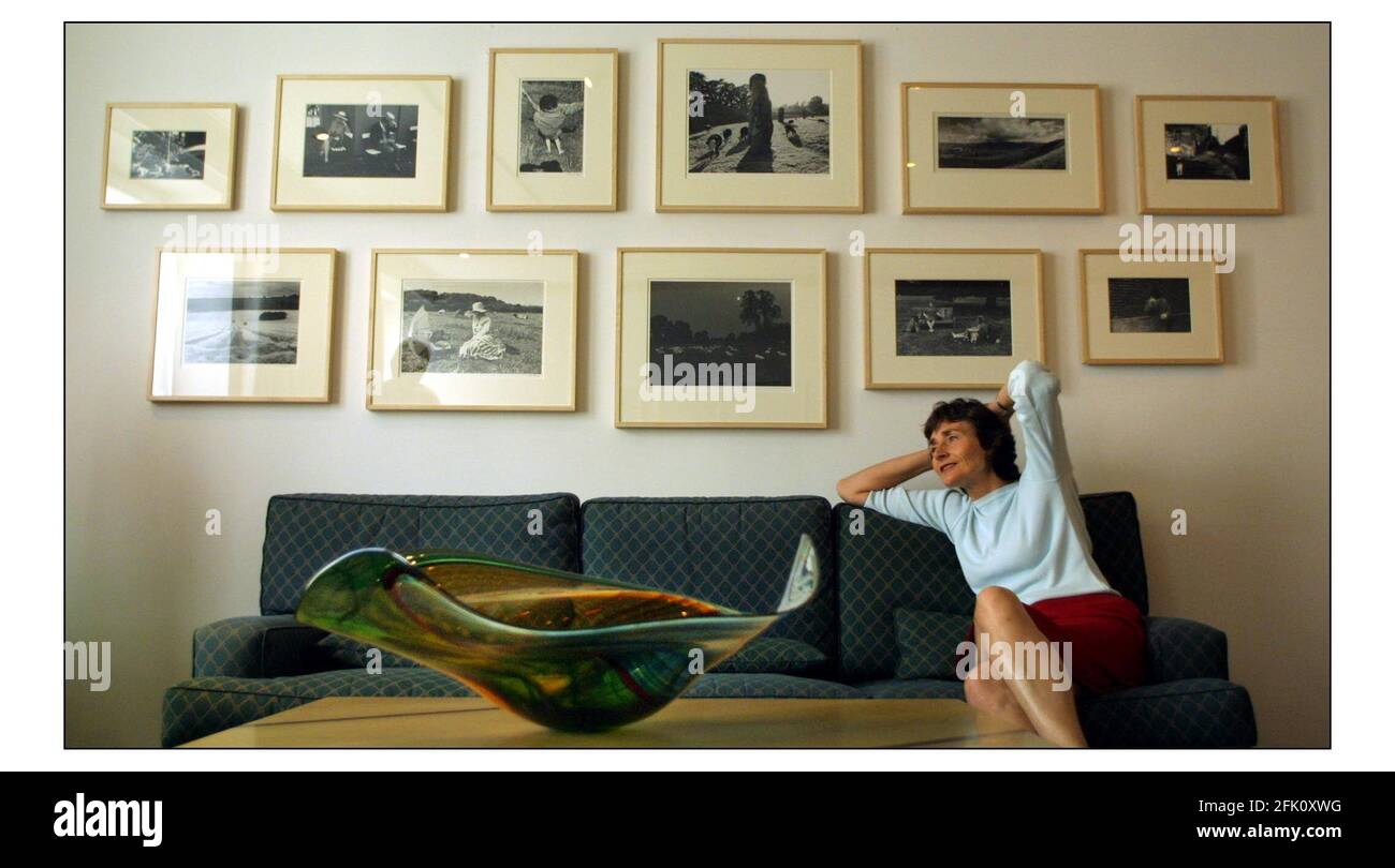 Estelle Morris avec sa collection d'art dans son bureau..... collection de photographies en noir et blanc, de divers artistes et bol en verre par Bob Crooks.pic David Sandison 18.9.2003 Banque D'Images