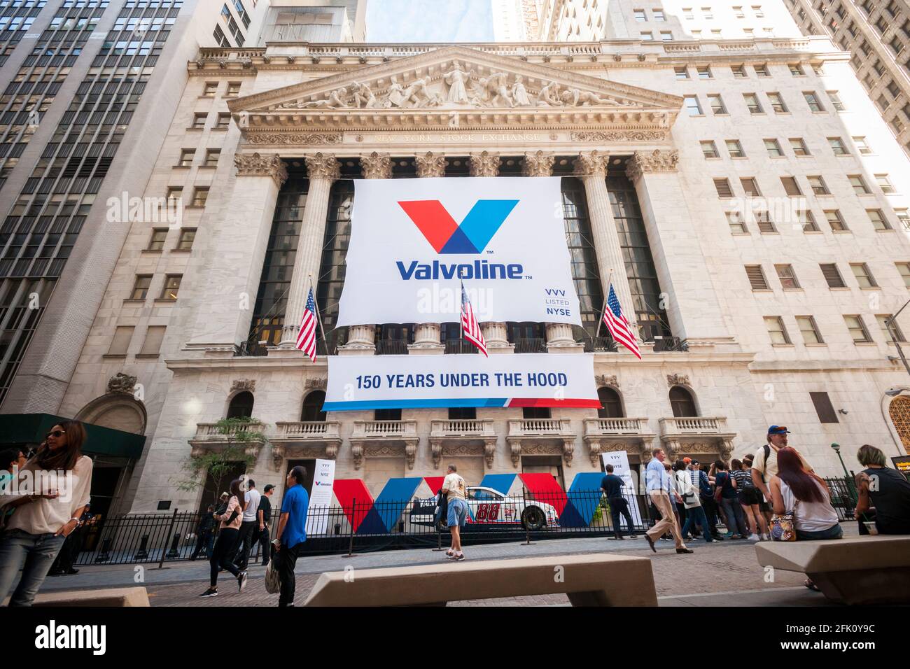 New York, États-Unis. 23 septembre 2016. La Bourse de New York est décorée le vendredi 23 septembre 2016 pour l'offre publique initiale du fabricant d'huile moteur et d'autres liquides, Valvoline. (Photo de Richard B. Levine) crédit: SIPA USA/Alay Live News Banque D'Images