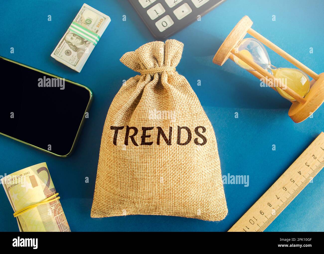 Sac d'argent avec le mot tendances. Sujets populaires et pertinents. Nouvelles tendances idéologiques. Tendance récente et récente. Méthodes d'évaluation. Téléphone, sablier, Mo Banque D'Images