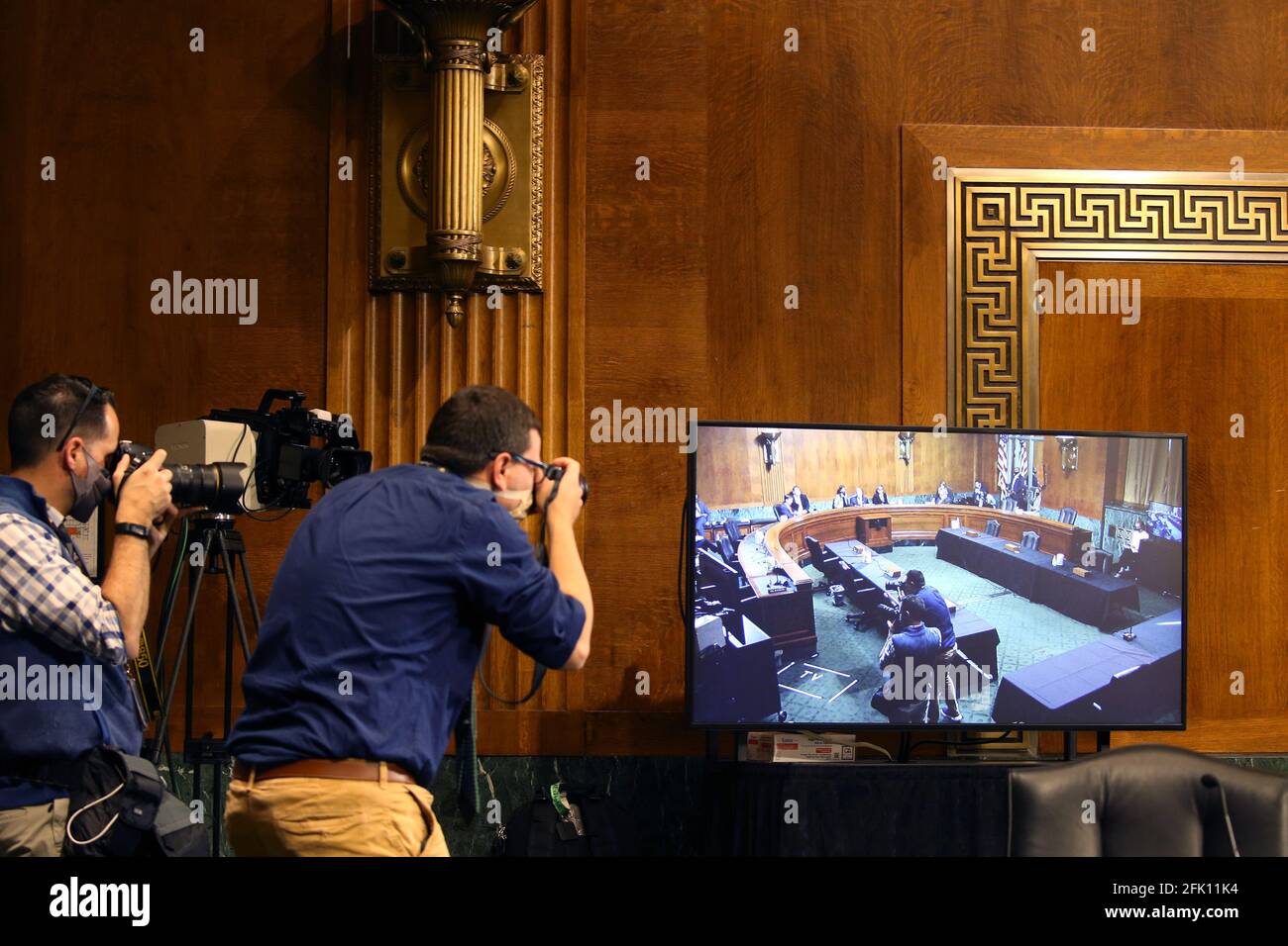 Washington, États-Unis. 27 avril 2021. Les photographes prennent des photos lors d'une audience de la sous-commission judiciaire du Sénat sur la vie privée, la technologie et le droit, au Capitole des États-Unis à Washington DC, le mardi 27 avril 2021. Le comité entendra des témoignages au sujet de l'utilisation des algorithmes et de l'amplification par les plateformes de médias sociaux. Photo par Tasos Katopodis/UPI crédit: UPI/Alay Live News Banque D'Images