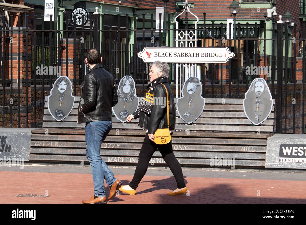 Le pont sur Broad Street, Birmingham, a renommé le Pont Black Sabbath après le groupe de rock Black sabbath qui ont été formés dans la ville. Le pont a un siège où vous pouvez vous asseoir à côté des membres du groupe. Banque D'Images