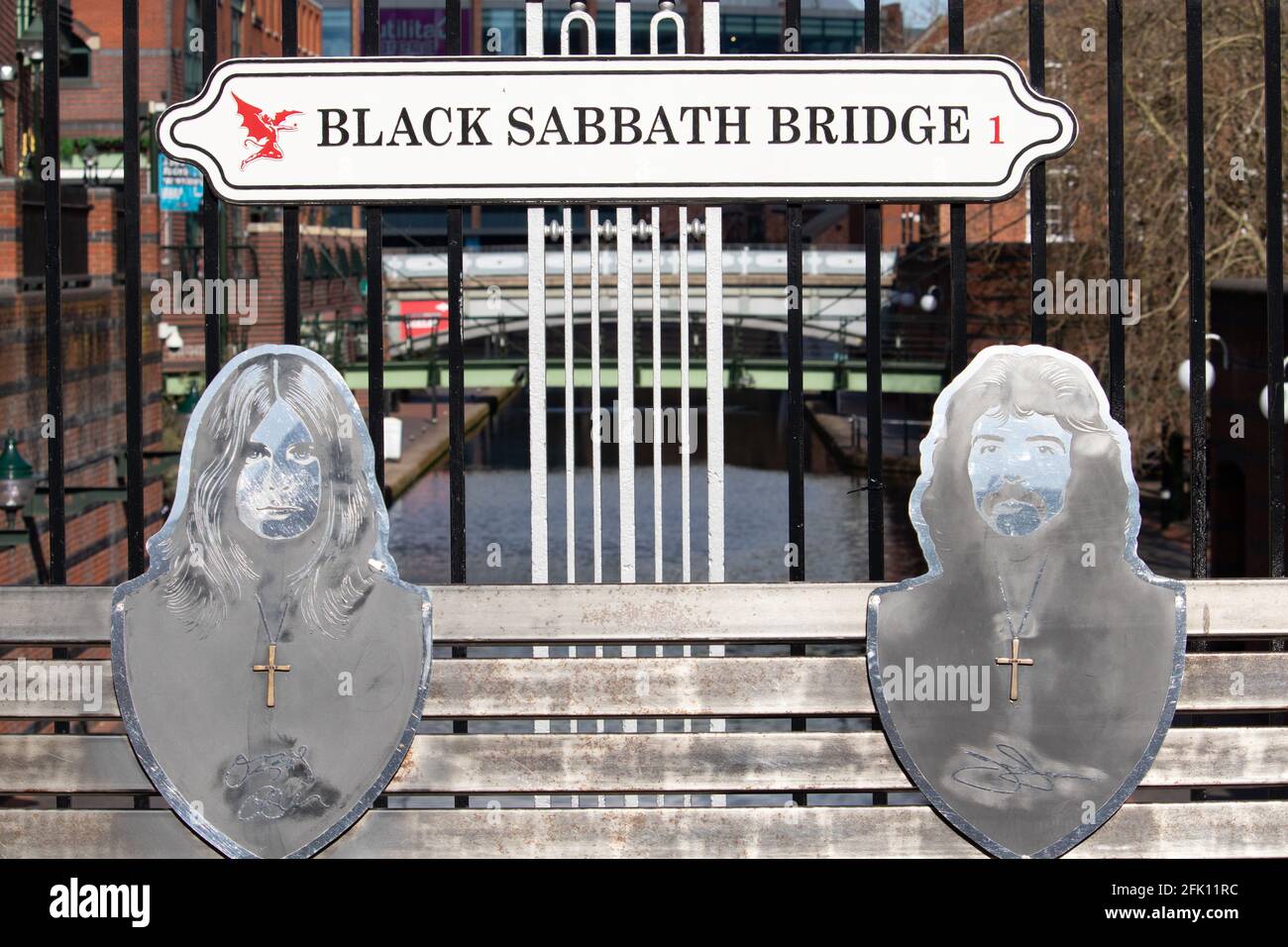 Le pont sur Broad Street, Birmingham, a renommé le Pont Black Sabbath après le groupe de rock Black sabbath qui ont été formés dans la ville. Le pont a un siège où vous pouvez vous asseoir à côté des membres du groupe. Banque D'Images