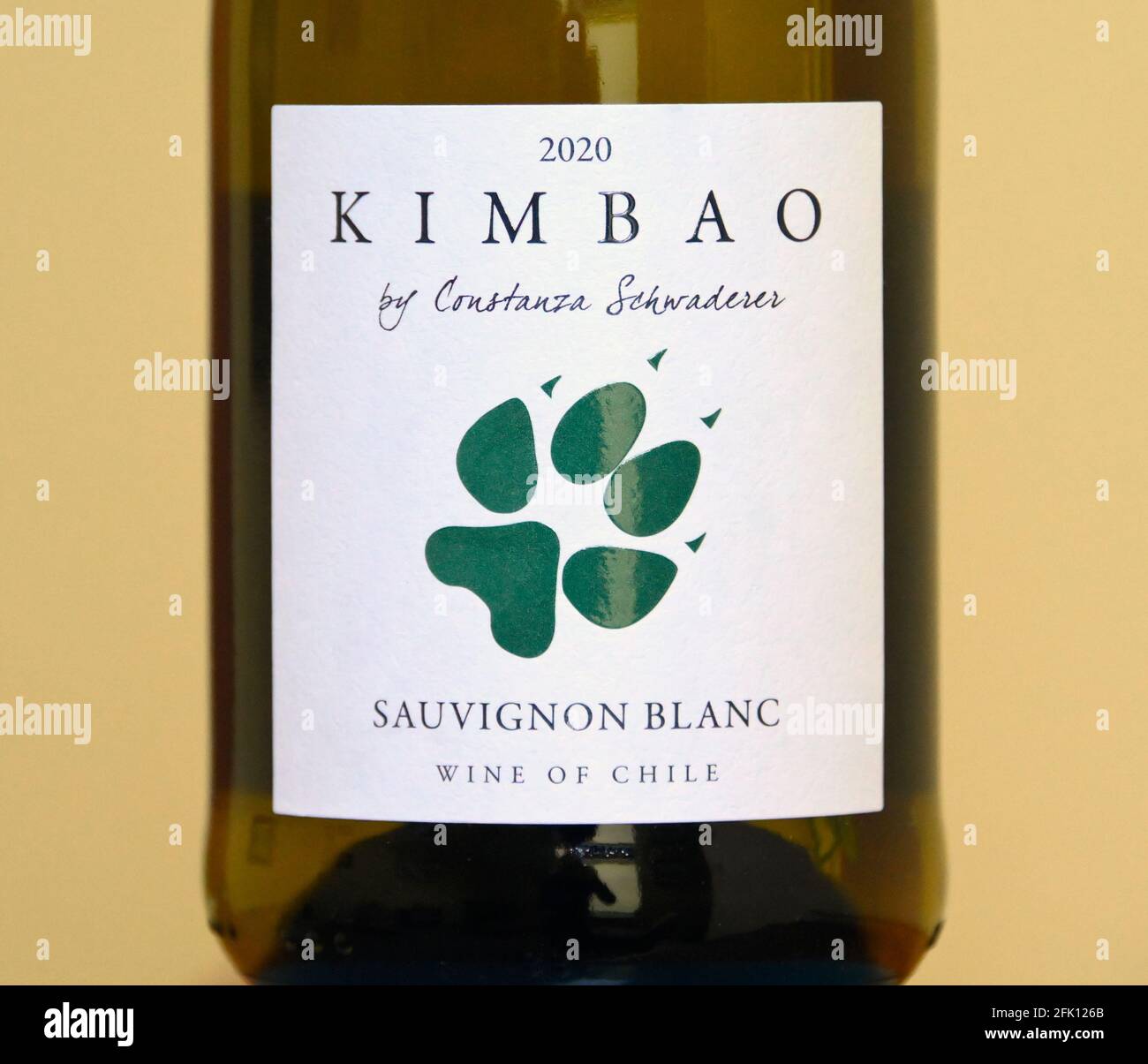 Étiquette de vin. 2020. Kimbao par Constanza Schwaderer. Sauvignon blanc. Vin du Chili. Banque D'Images