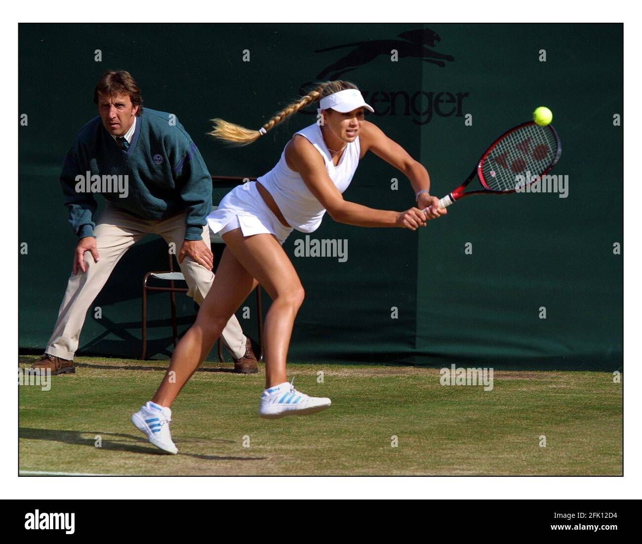 Anna Kournikova jouant en double mixte.pic David Sandison 3/7/2002 Banque D'Images