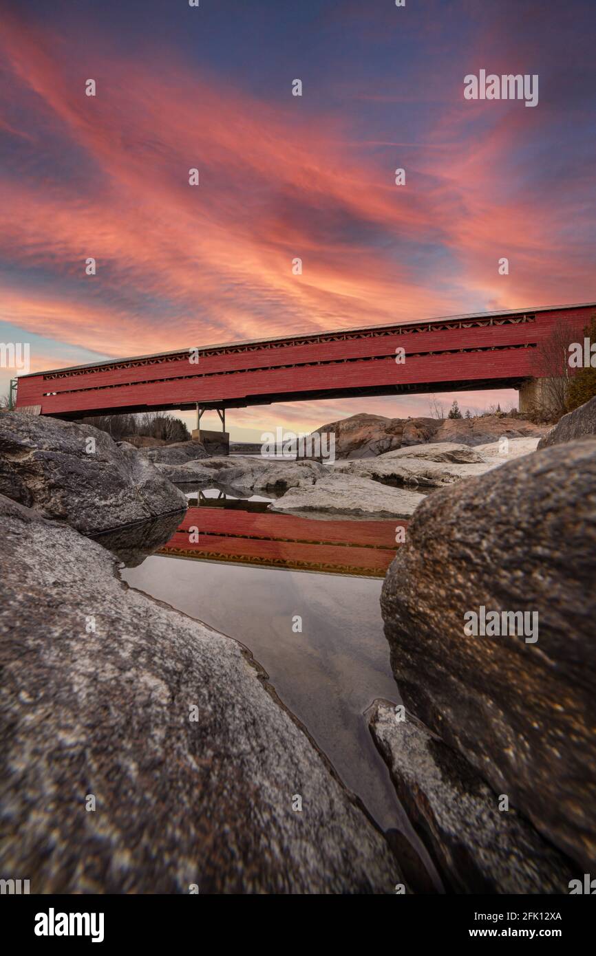 vieux pont rouge couvert toujours en fonction Banque D'Images