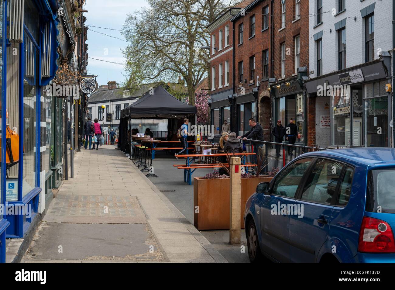 Saint Bénédicts rue Norwich cafés sièges et service sur la route à cause de covid 19 lignes de guidage de no manger à l'intérieur des lieux Banque D'Images