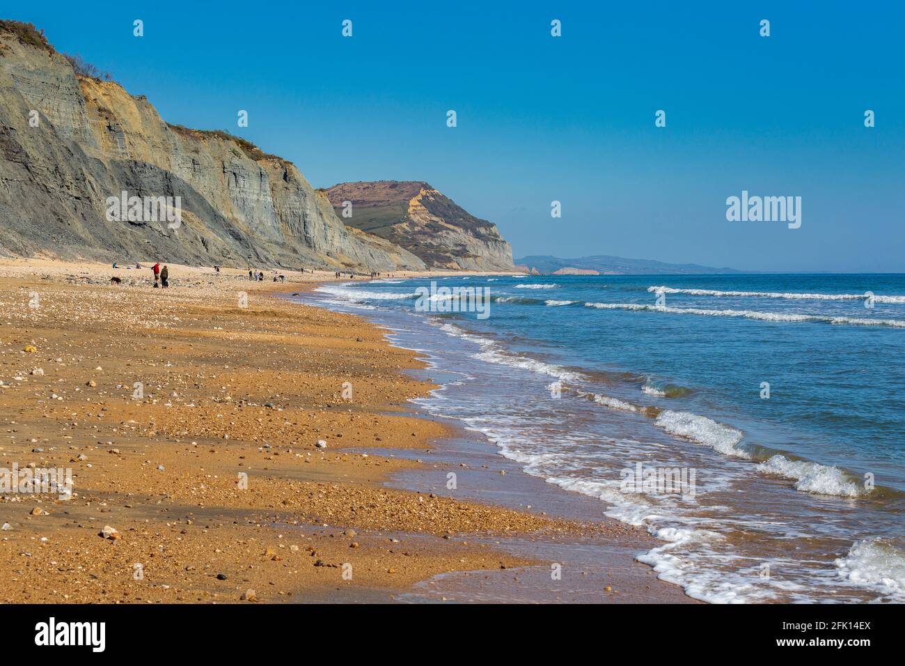 Vue sur Golden Cap sur la côte jurassique le long de la plage de Charmouth, Dorset, Angleterre Banque D'Images