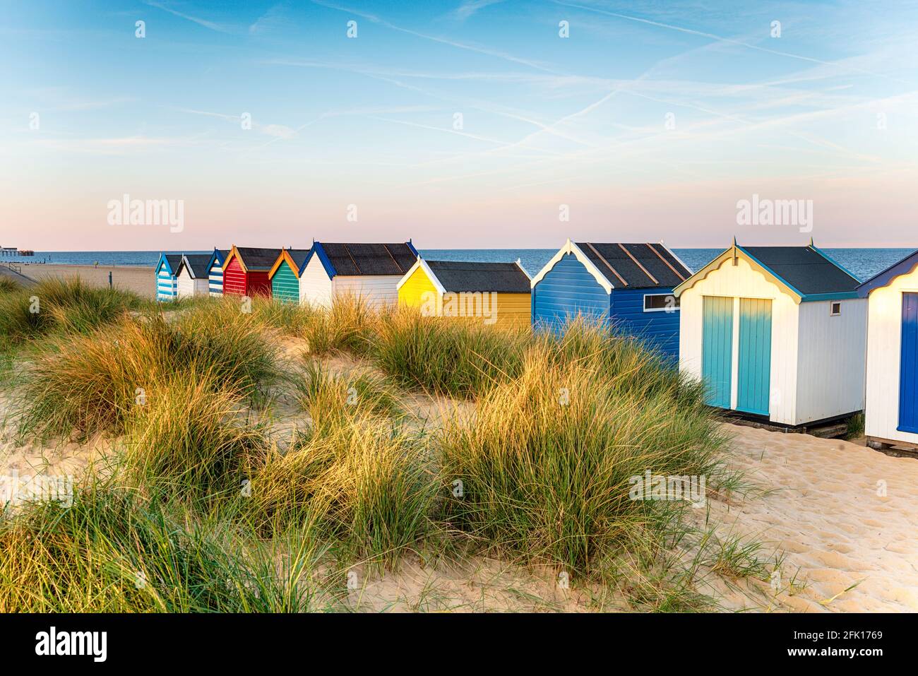 Jolies cabanes de plage dans les dunes de sable de Southwold on La côte du Suffolk Banque D'Images