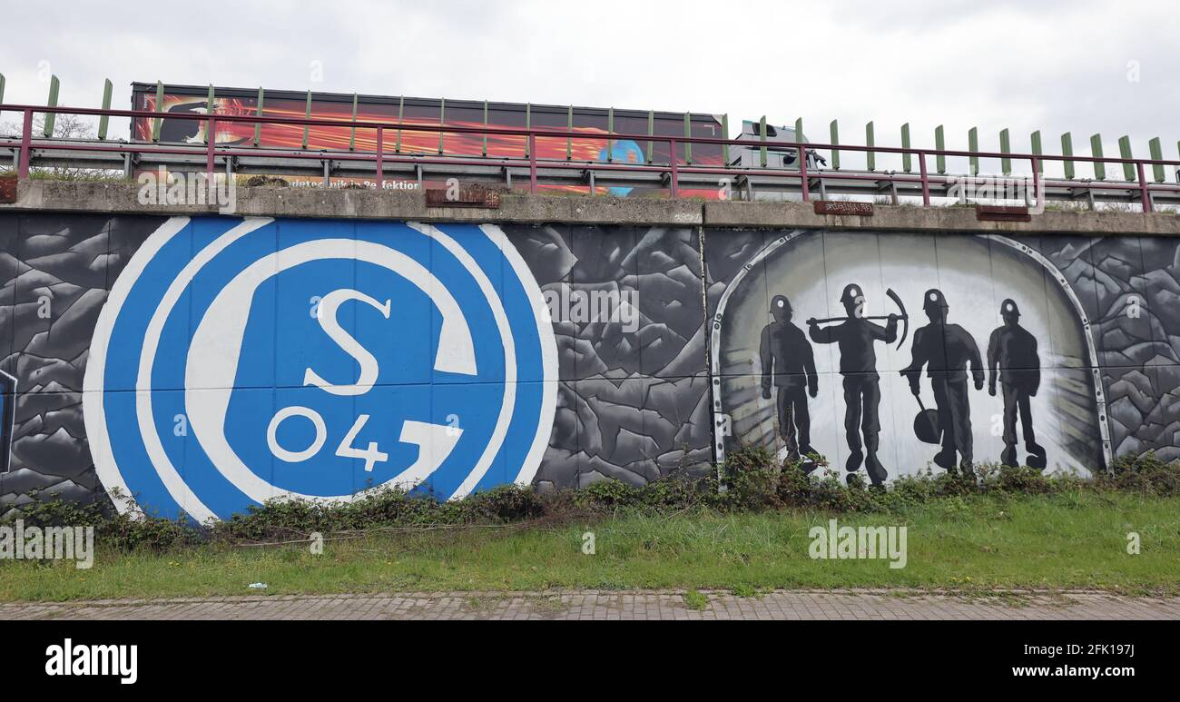 Firo: 08.04.2021, football, football, 1ère Bundesliga, saison 2020/21, FC Schalke 04, graffiti, peinture logo Schalke et mineurs dans le district de Schalke | utilisation dans le monde entier Banque D'Images