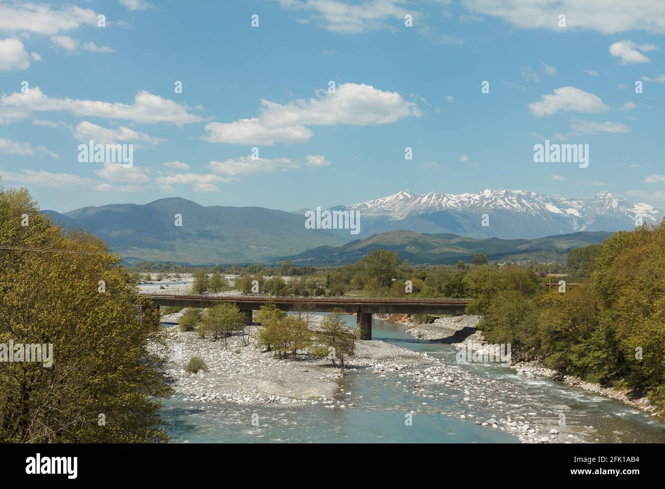 Pont sur la rivière Vjosa près de la rivière Konitsa dans le nord-ouest de la Grèce avec des montagnes en arrière-plan Banque D'Images