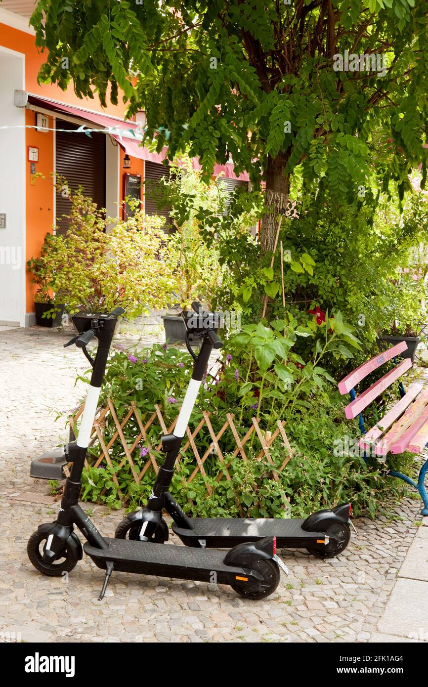 remorquez des scooters électriques de location sur le côté du route Banque D'Images