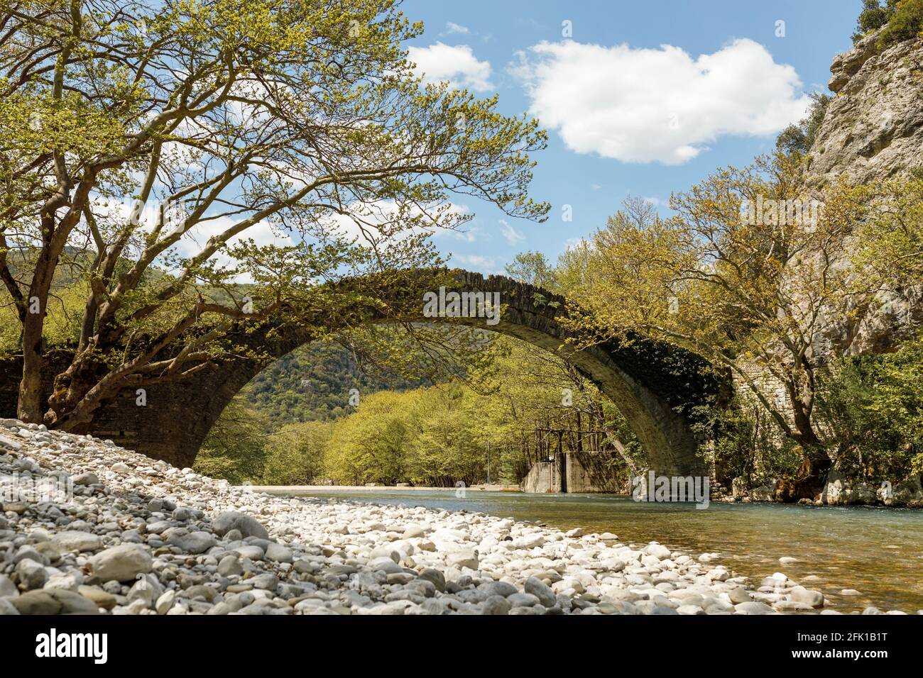 Pont en pierre de Kleidonia au-dessus de la rivière Aoos ou Vjose dans le parc national de Vikos, nord-ouest de la Grèce, Europe Banque D'Images