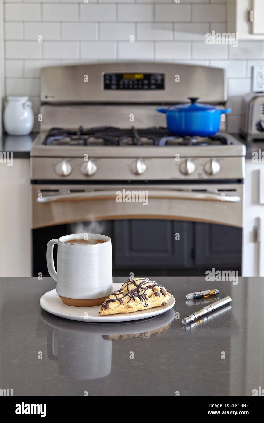 cartouche de vape de cannabis sur le comptoir avec café et pâtisserie cuisine Banque D'Images