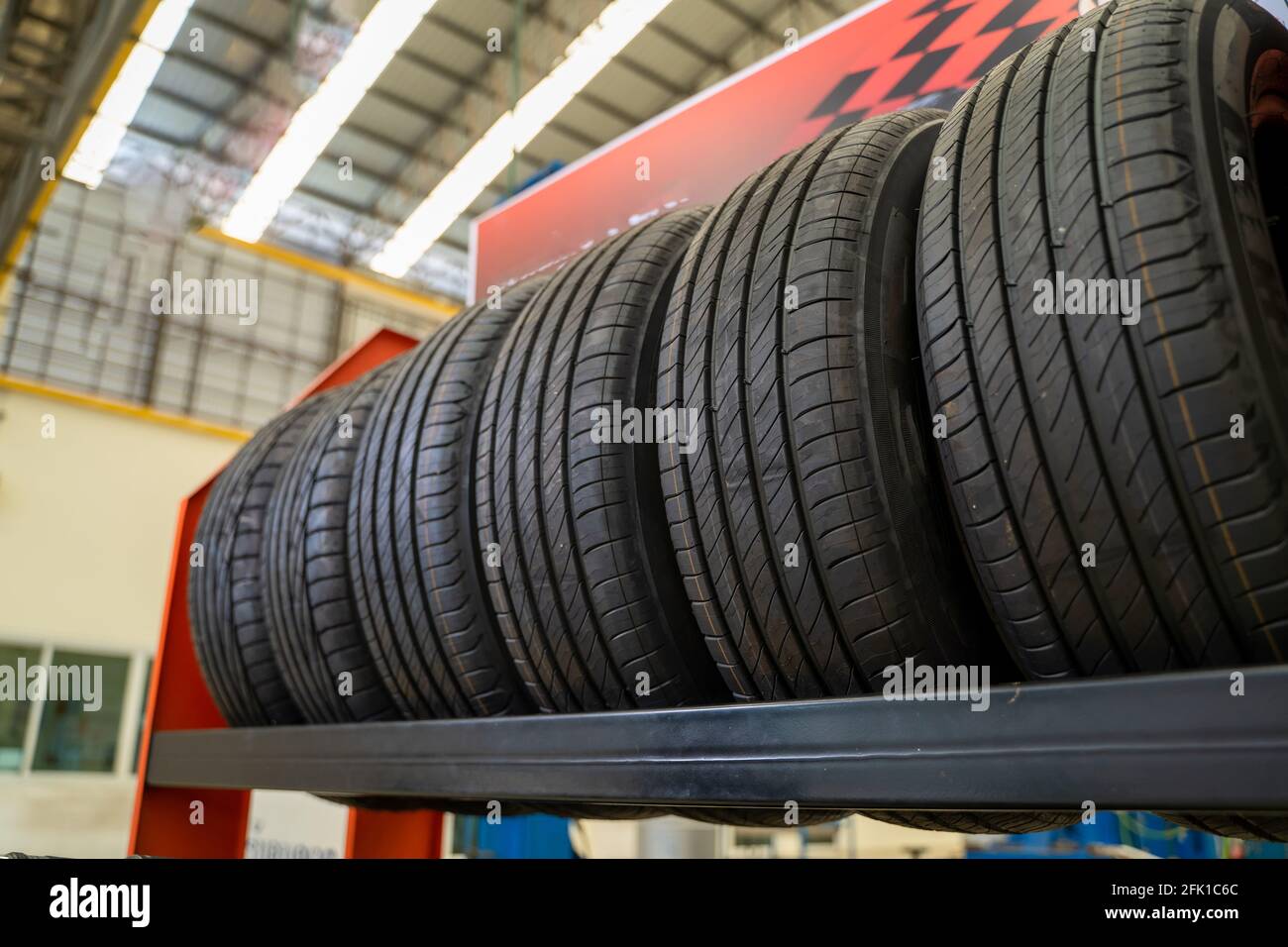 Pneu de voiture en magasin, pneus de voiture à vendre à un pneu stocker  Photo Stock - Alamy