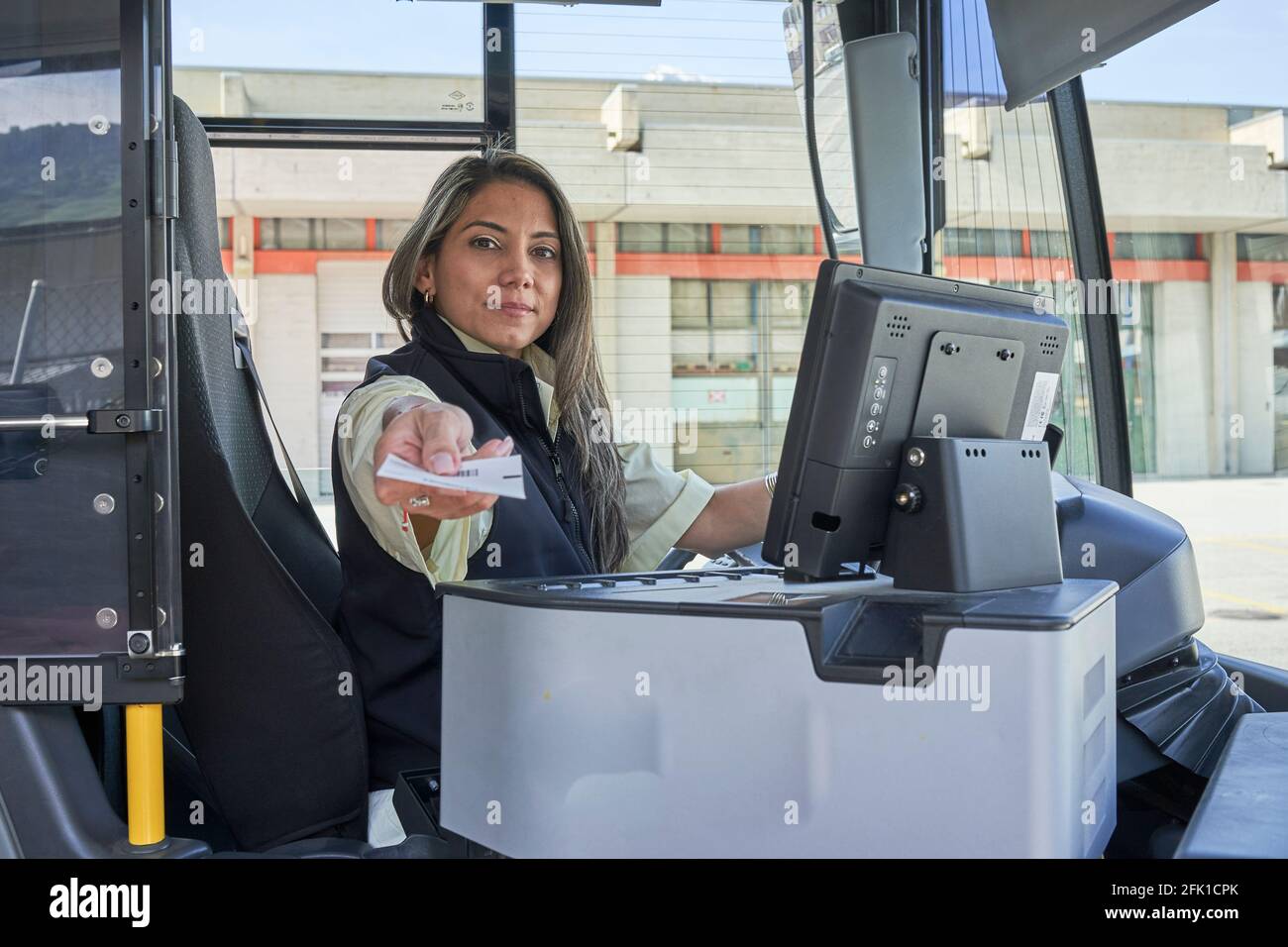 une jolie femme pilote qui travaille de jour Banque D'Images