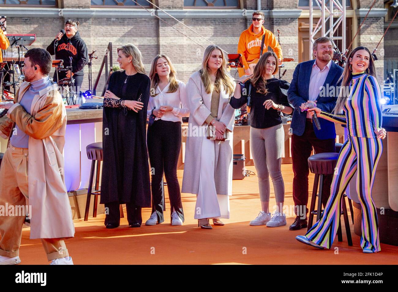 LA HAYE - Royal couple le roi Willem-Alexander et la reine Maxima et la princesse Ariane Alexia et Amalia offrent une scène pour le concert en ligne des streamers le jour du roi les streamers se composent de Guus Meeuwis, Rolf Sanchez, Kraantje Pappie, Suzan & Freek, VanVelzen, Davina Michelle, Paul de Munnik, Typhoon, Thomas ACDA, Diggy Dex, Nick & Simon, Maan, Danny Vera, Miss Montreal et Paul de Leeuw. Le directeur du groupe Frank Lammers est également présent. pays-bas photo par Robin Utrecht/ABACAPRESS.COM Banque D'Images