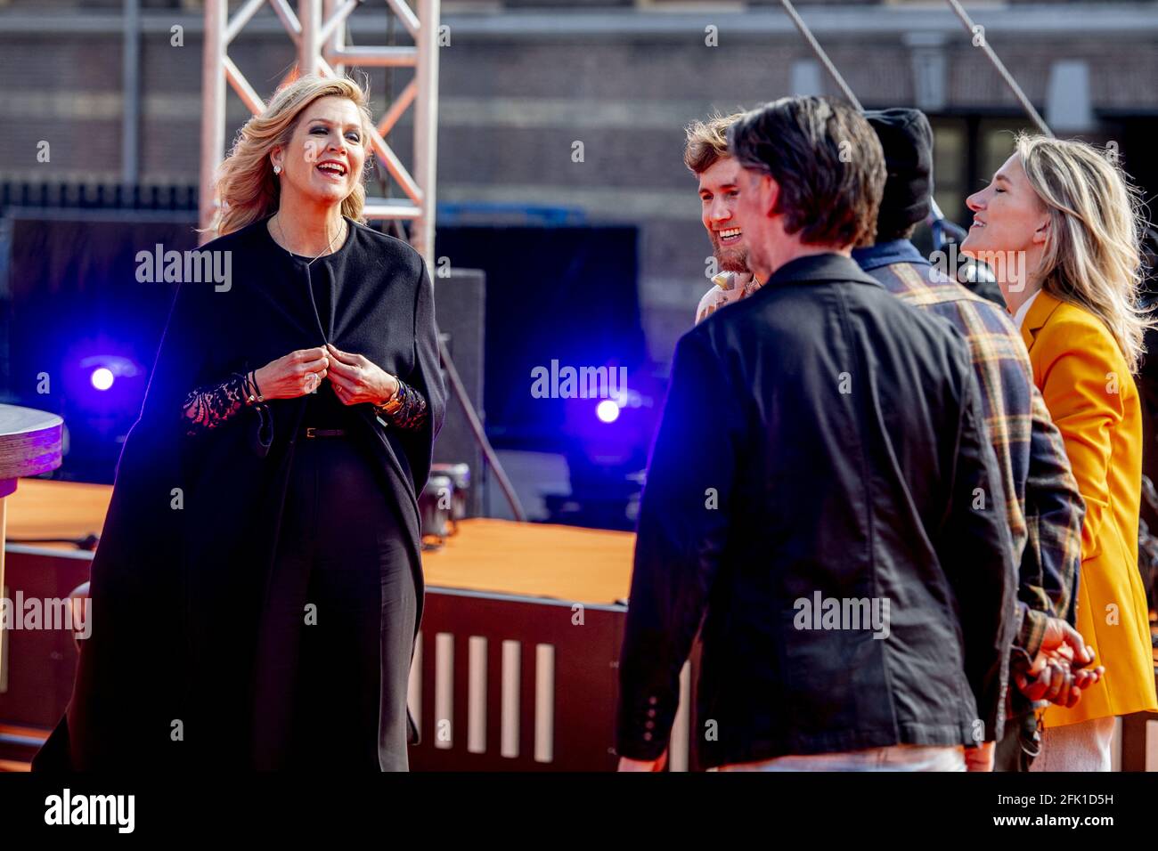 LA HAYE - Royal couple le roi Willem-Alexander et la reine Maxima et la princesse Ariane Alexia et Amalia offrent une scène pour le concert en ligne des streamers le jour du roi les streamers se composent de Guus Meeuwis, Rolf Sanchez, Kraantje Pappie, Suzan & Freek, VanVelzen, Davina Michelle, Paul de Munnik, Typhoon, Thomas ACDA, Diggy Dex, Nick & Simon, Maan, Danny Vera, Miss Montreal et Paul de Leeuw. Le directeur du groupe Frank Lammers est également présent. pays-bas photo par Robin Utrecht/ABACAPRESS.COM Banque D'Images