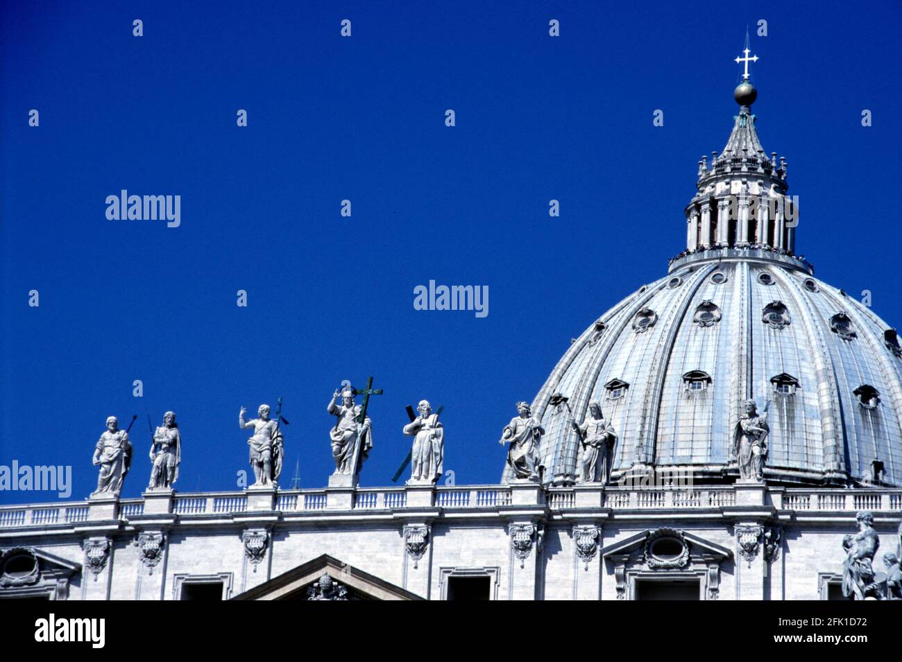 Statues sur la colonnade de Bernini, et dôme de la basilique Saint-Pierre, Vatican, Rome, Italie. Banque D'Images
