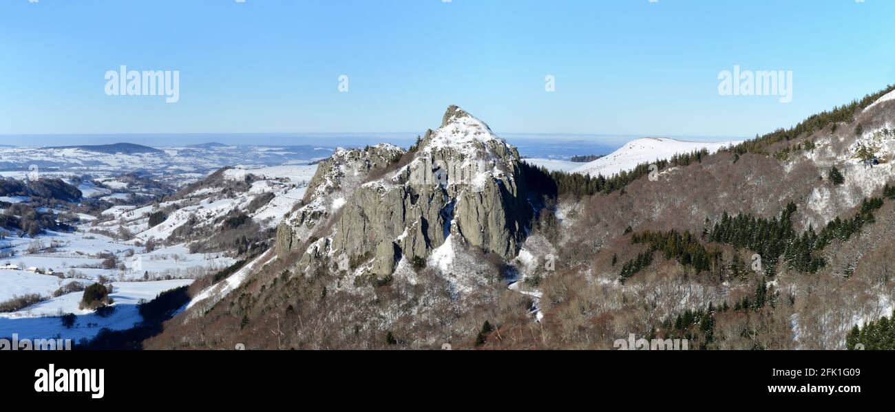 Vue magnifique sur un panorama de montagnes volcaniques enneigées dans un parc national dans une région sauvage, en Auvergne Banque D'Images