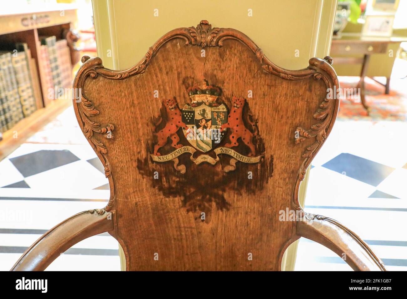NEC temere, nec timide est une expression latine qui se traduit par « ni rashly ni timidement » à l'arrière d'une chaise en bois à Weston Hall, Weston Park Banque D'Images
